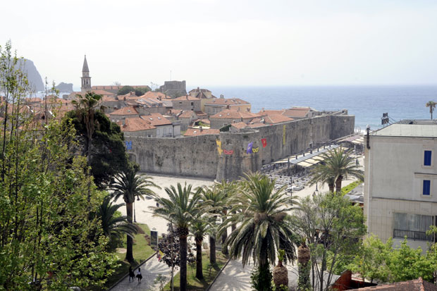 НЕЛЕГАЛНИ ТУРИЗАМ У БУДВИ: Дилују кревете на улици